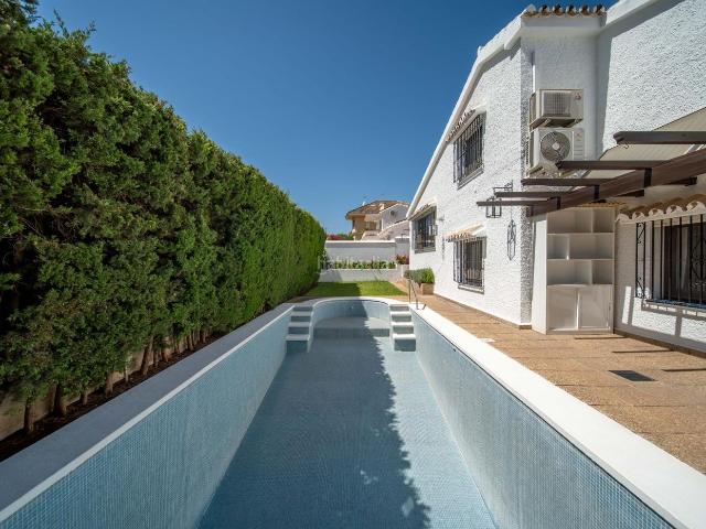 Chalet en venta en Fuengirola, Castillo Sohail Myramar. Villa independiente en venta en Fuengirola centro Costa del Sol Piscina privada. Chalets.