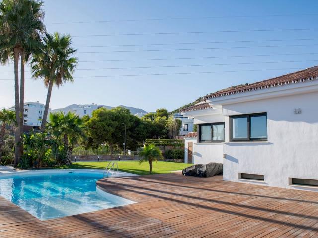 Chalet en venta en Fuengirola, El Higuerón. VILLA INDEPENDIENTE DE LUJO CON VISTAS AL MAR EN EL HIGUERÓN MÁLAGA. Chalets.