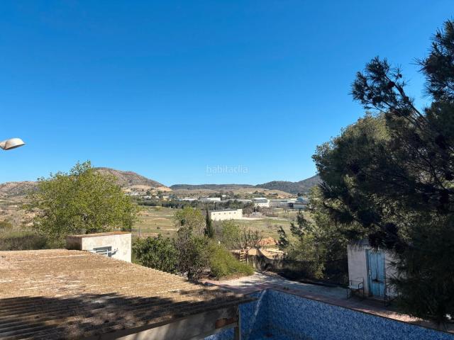 Chalet en venta en Hondón de las Nieves. Chalet independiente con gran parcela, vistas al valle y alto potencial de reforma. Chalets Hondón de las.
