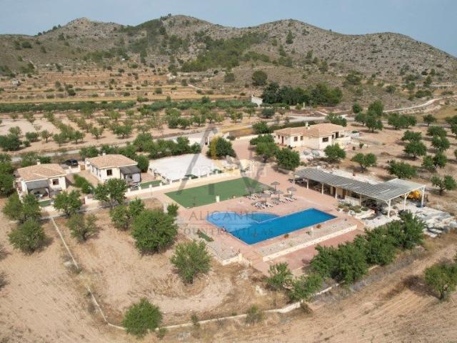 Chalet en venta en Hondón de las Nieves. Espectacular vivienda de reciente construcción con anexos para rentabilizar. Chalets Hondón de las.