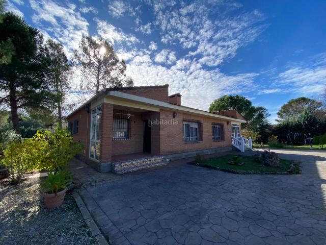 Chalet en venta en Hontoba. Chalet Independiente en Hontoba. Chalets.
