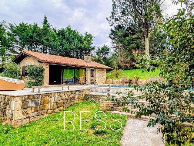 Chalet en venta en Hendaye. Chalet en venta en Hendaya de 7 habitaciones con terraza y piscina. Chalets.