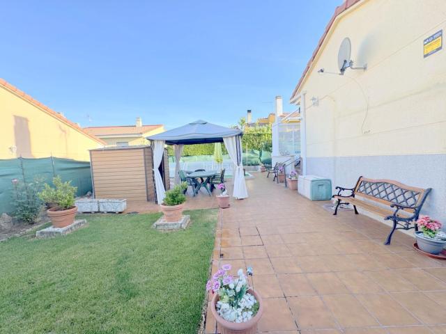 Chalet en venta en Herradón de Pinares. CHALET INDEPENDIENTE CON PISCINA EN LA CAÑADA A SOLO 15 MINUTOS DE ÁVILA. Chalets Herradón de.
