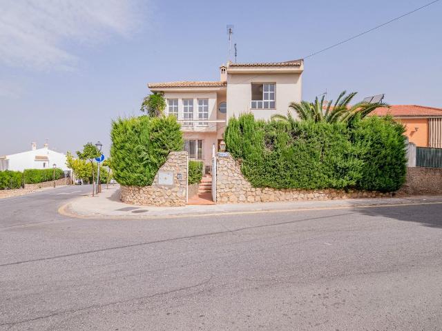 Chalet en venta en Huétor Vega. Chalet independiente en esquina en una zona muy buena de Huétor Vega. Chalets Huétor.