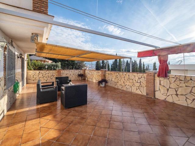 Chalet en venta en Huétor Vega. Exclusivo Chalet con estructura planaen Huetor Vega con Piscina de agua salina y amplia terraza. Chalets Huétor.