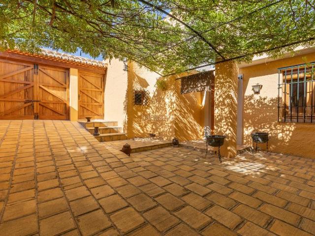 Chalet en venta en Huétor Vega. Espectacular chalet en Los Rebites! Con 1667 M2 de parcela!. Chalets Huétor.