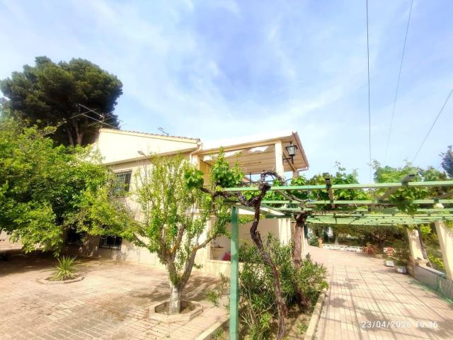 Chalet en venta en Ibi. Chalet con encanto en plena naturaleza junto a Ibi, con gran finca de 18.000 m2. Chalets.