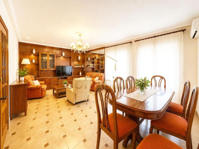 Chalet en venta en Illescas, Estación Cruz Roja. CHALET ADOSADO EN VENTA EN ILLESCAS CON 5 HABITACIONES, 2 BAÑOS COMPLETOS,1 ASEO, GARAJE Y PATIO. Chalets.