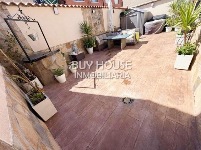 Chalet en venta en Illescas, Estación Cruz Roja. PRECIOSA Y MODERNA CASA BAJA DE UNA SOLA PLANTA TOTALMENTE REFORMADA CON ESPECTACULAR PATIO EN ILLESCAS. Chalets.