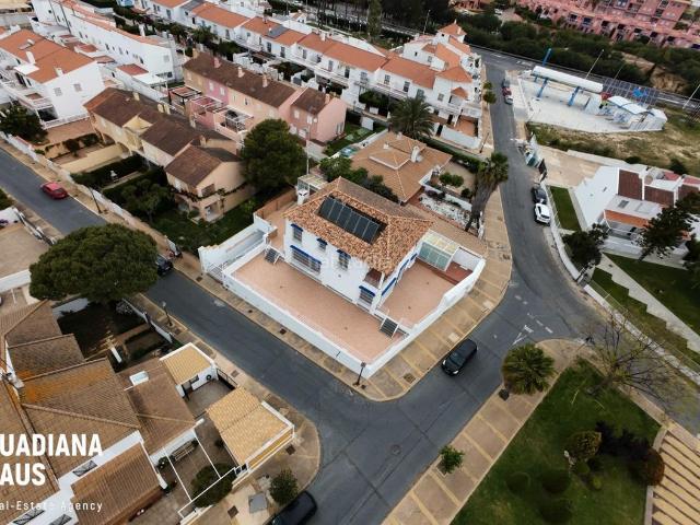 Chalet en venta en Islantilla, Urbasur. Chalets.