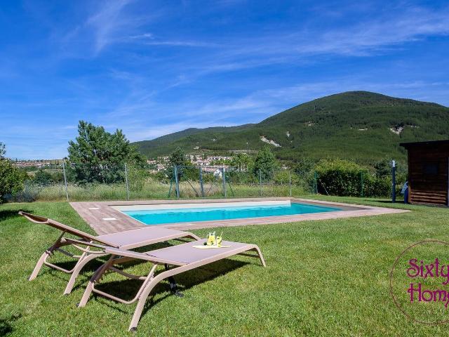 Chalet en venta en Jaca, Poblaciones Norte. Chalets.