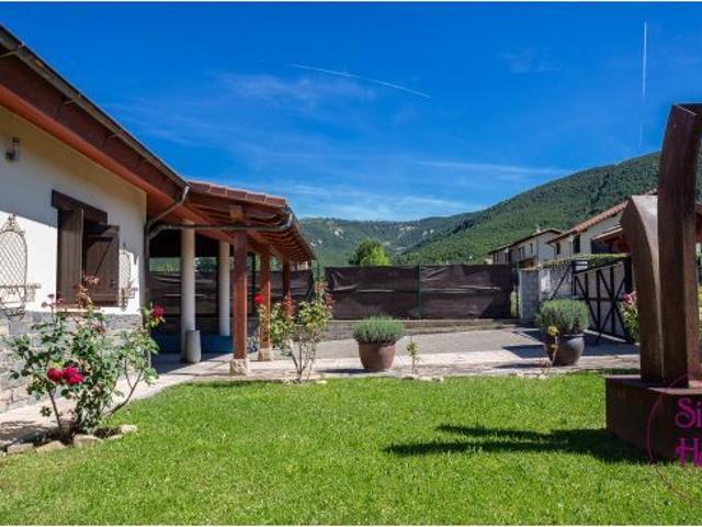 Chalet en Venta en Jacarilla, Huesca
