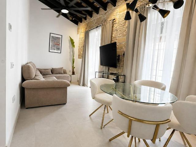 Chalet en venta en Jerez de la Frontera, Centro. CASA SEÑORIAL DEL SIGLO XIX REHABILITADA EN EL CENTRO HISTÓRICO DE JEREZ. Chalets Jerez de la.