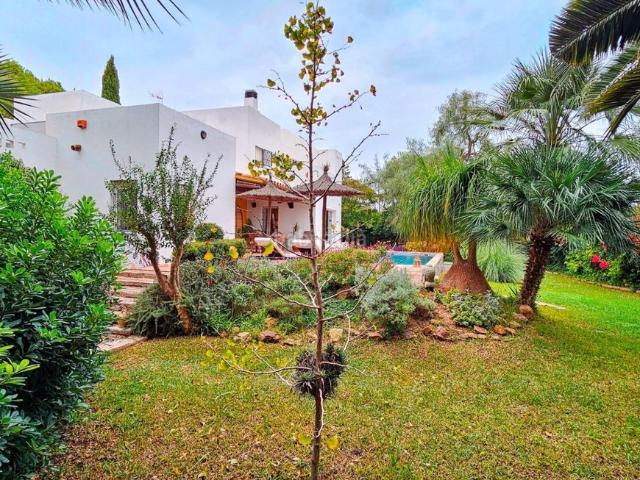 Chalet en venta en Jerez de la Frontera, Parque Atlántico Ronda este. Casa con patio central, diseño arquitectónico y vistas abiertas en Jerez. Chalets Jerez de la.
