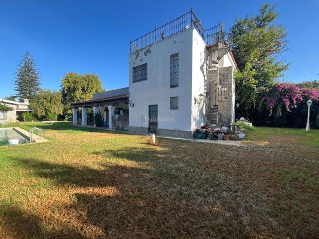 Chalet en venta en Jerez de la Frontera, Parque Atlántico Ronda este. FINCA URBANA DE 2600 METROS CON GRAN CHALET, DOS VIVIENDAS, TRASTERO Y PISCINA. Chalets Jerez de la.
