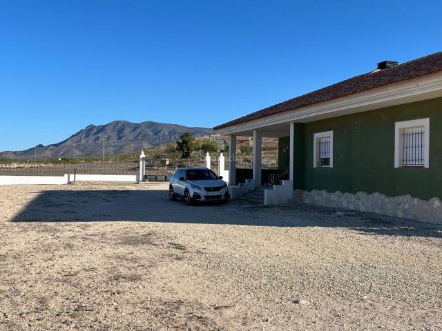 Chalet en venta en Jumilla. Preciosa casa de 3 dormitorios y 2 baños con enormes establos en Torre Del Rico. Chalets.