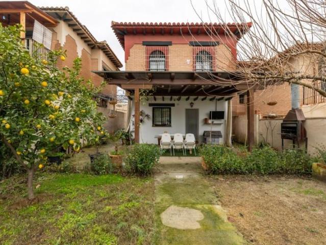 Chalet en venta en Jun, Urb. aben humeya
