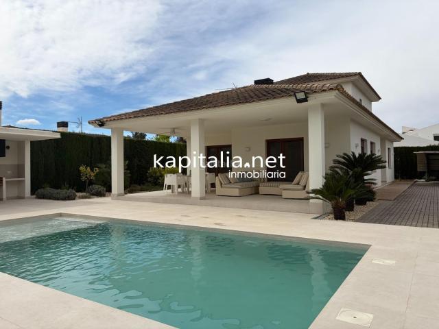 Chalet en venta en Ontinyent, El Pilar. Espectacular Chalet en EXCLUSIVA en KAPITALIA ubicado en la prestigiosa urbanización El Pilar. Chalets.