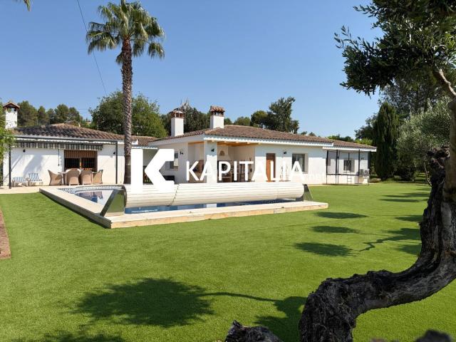 Chalet en venta en Ontinyent, Santa Ana. Exclusivo chalet de diseño en venta en Ontinyent, a un paso de la ciudad y con casa de invitados. Chalets.