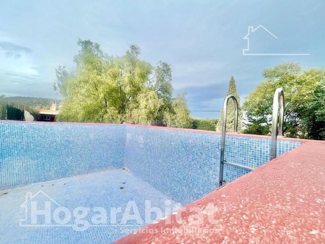 Chalet en venta en Onda. CHALET CON TERRENO RÚSTICO, GARAJE, TERRAZA Y BARBACOA. Chalets.