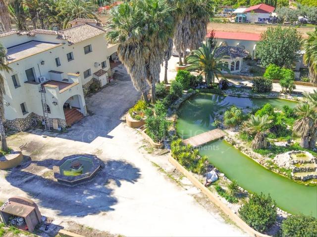 Chalet en venta en Ondara. VILLA EN ONDARA CON TERRENO DE 10.000 Y LAGO ARTIFICIAL. Chalets.