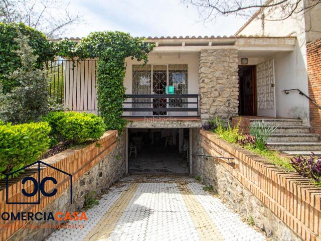 Chalet en venta en Ogíjares. Chalet independiente en Armilla con gran parcela y enorme potencialDescubre esta magnífica oportunidad en Armilla, un chalet indiv. Chalets.