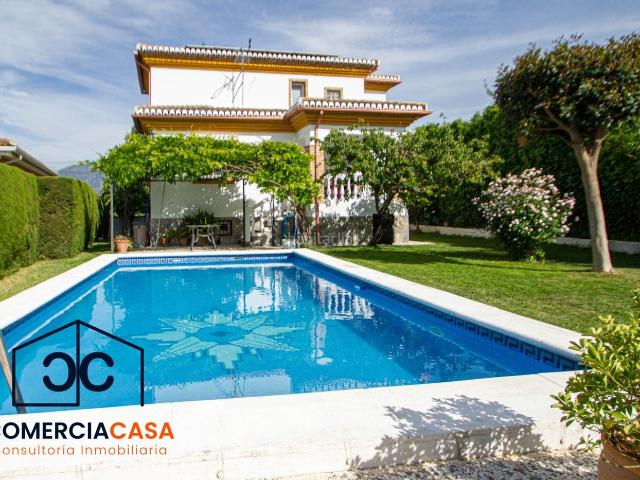 Chalet en venta en Ogíjares. CHALET INDEPENDIENTE EN OGÍJARES LUZ, ESPACIO Y CALIDAD DE VIDATe presentamos esta espectacular vivienda sobre una parcela de cas. Chalets.