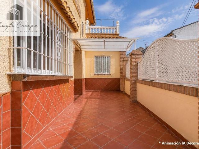 Chalet en venta en Ogíjares. Amplio chalet en el centro de Ogíjares. Chalets.