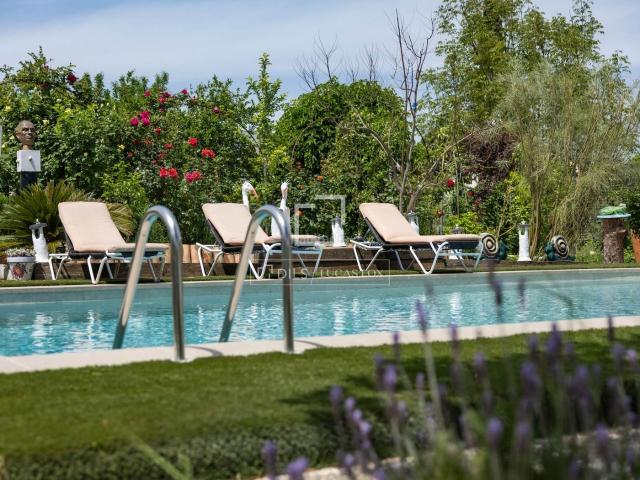 Chalet en venta en Ogíjares. Exclusiva villa de estilo andaluz con vistas panorámicas a la ciudad de Granada y Sierra Nevada en venta en Ogijares. Chalets.