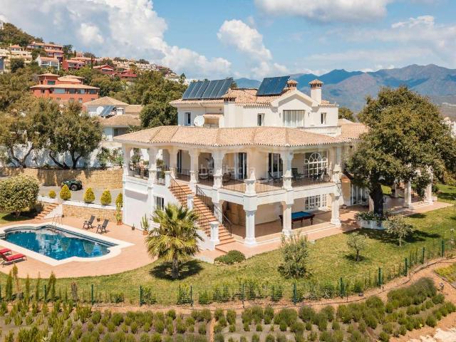 Chalet en venta en Ojén. ¡Descubre la joya de La Mairena! Esta majestuosa villa independiente, completamente renovada en 2020, te ofrece un estilo de vid. Chalets.