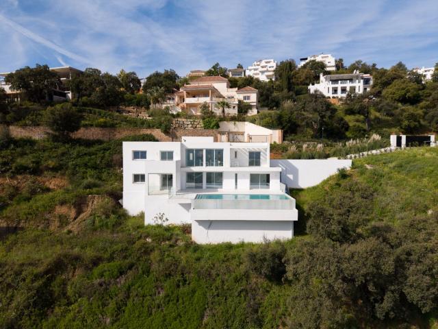 Chalet en venta en Ojén, La Mairena. Villa de Diseño con Vistas Infinitas y Privacidad Total en Urb.La Mairena Ojén. Chalets.