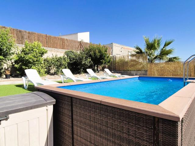 Chalet en venta en Olèrdola. Tu refugio con piscina y jardín en Daltmar 4 habitaciones sobre parcela de 621 m. Chalets.