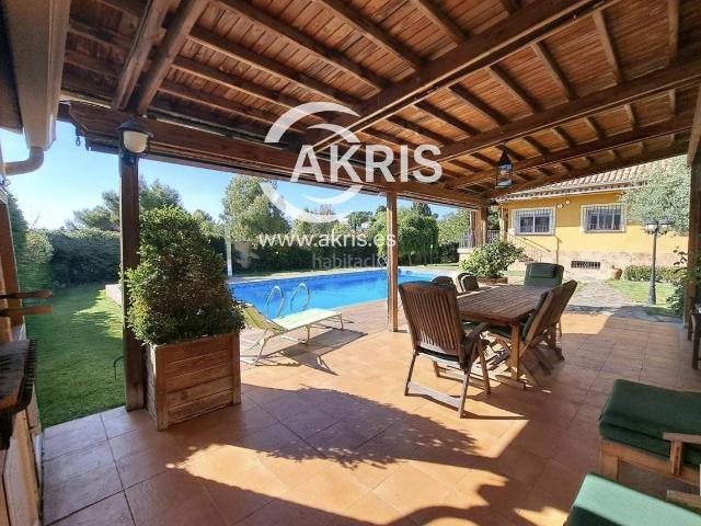 Chalet en venta en Olías del Rey. Magnífico chalet independiente de 525 m. Chalets Olías del.