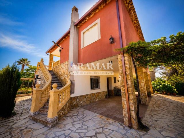 Chalet en venta en Oliva, Oliva Nova. chalet independiente en venta en la playa. Chalets.