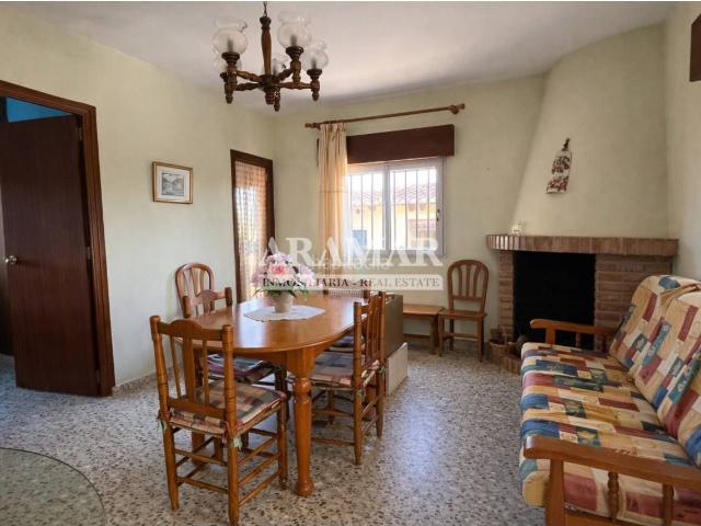 Chalet en venta en Oliva, Oliva Nova. Chalet mediterráneo con amplio jardín y muchas posibilidades. Chalets.