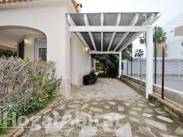 Chalet en venta en Oliva, Oliva Nova. OPORTUNIDAD DE INVERSIÓN! GRAN CHALET CON GARAJE Y TERRAZA CERCA DEL MAR. Chalets.