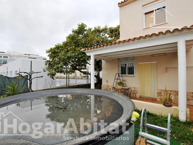 Chalet en venta en Oliva, Oliva Nova. OPORTUNIDAD DE INVERSIÓN! GRAN CHALET CON GARAJE Y TERRAZA CERCA DEL MAR. Chalets.