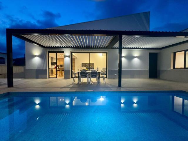 Chalet en venta en Oliva, Oliva Playa. Chalet Independiente de Diseño y Alta Eficiencia en Oliva Playa. Chalets.