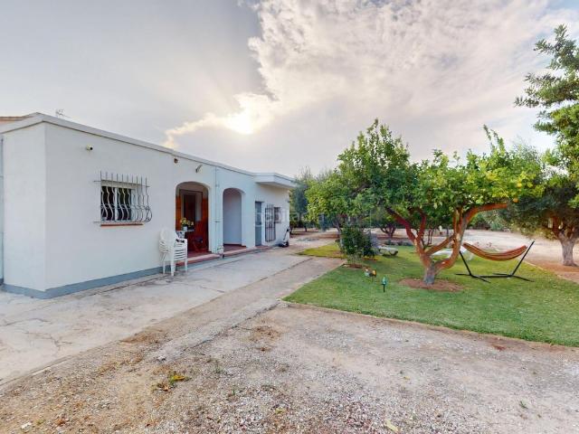 Chalet en venta en Oliva, Oliva Playa. Encantador chalet con gran parcela en Oliva Playa, zona Gorgs Vida, naturaleza y tranquilidad. Chalets.