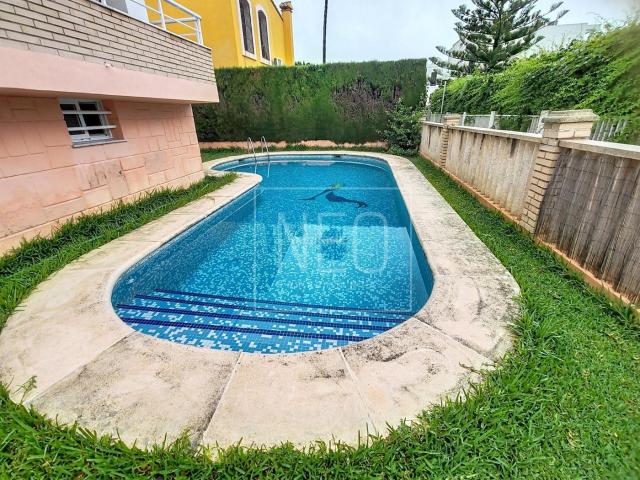 Chalet en venta en Oliva, Oliva Playa. UNIFAMILIAR INDEPENDIENTE EN CALLE COMARCA DE LA MARINA, OLIVA. Chalets.