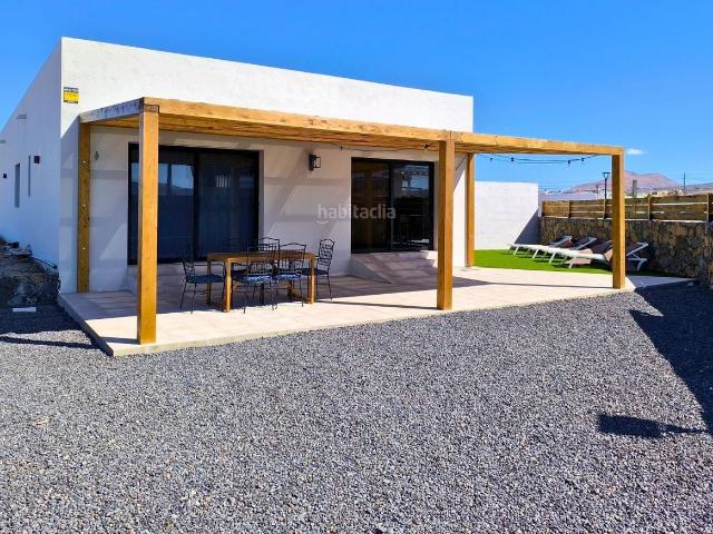 Chalet en venta en Oliva La, Lajares. Exclusiva villa de nueva construcción en el corazón de Lajares. Chalets Oliva.