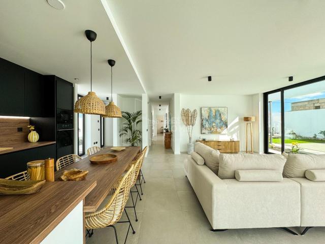 Chalet en venta en Oliva La, Villaverde. Villa de Lujo Independiente en Villaverde. Obra Nueva, 3 hab, 2 baños, Piscina Privada y Parcela de 514m. Chalets Oliva.