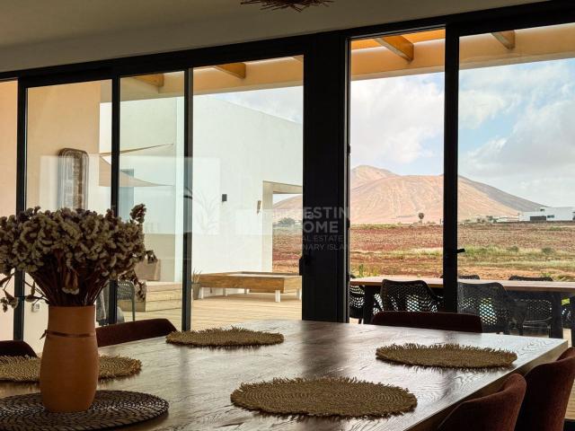 Chalet en venta en Oliva La, Villaverde. Villa Exclusiva 4 Suites Piscina Infinity, Barra Exterior y Vistas al Volcán. Chalets Oliva.