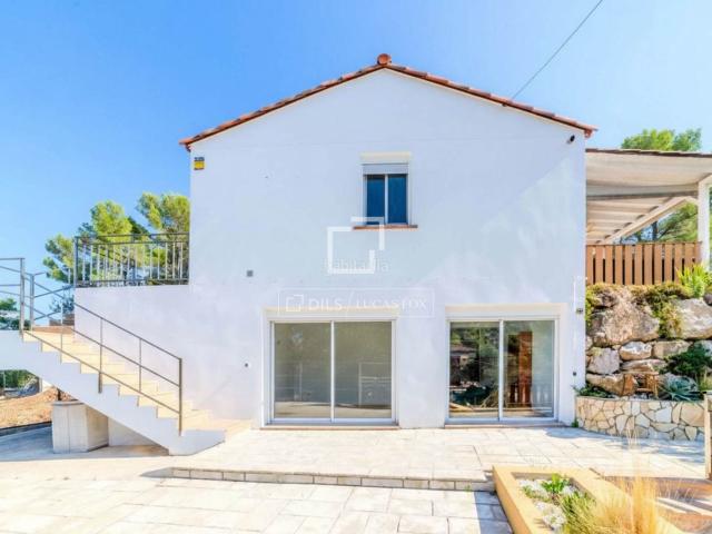Chalet en venta en Olivella. Casa con piscina en excelentes condiciones de 4 dormitorios en venta en Olivella. Chalets.