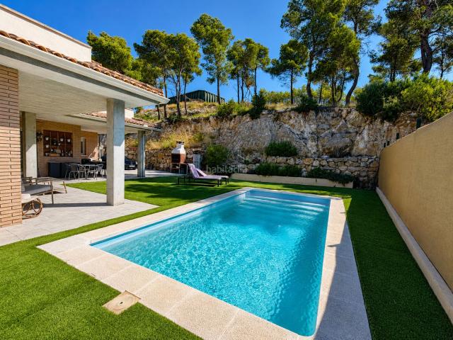 Chalet en venta en Olivella. Villa de obra reciente con piscina salina. Chalets.