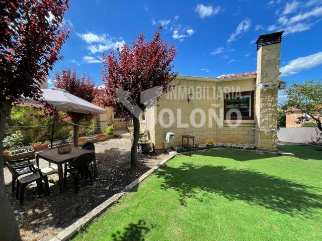 Chalet en venta en Ollauri. Chalet pareado con vivienda en una planta. Chalets.