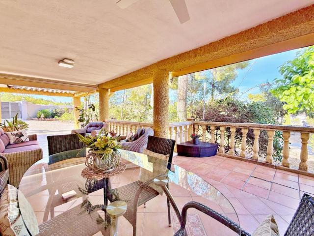 Chalet en venta en Olocau. Tu refugio junto a la Sierra Calderona 5 habitaciones, gran parcela y vida al aire libre en Olocau. Chalets.