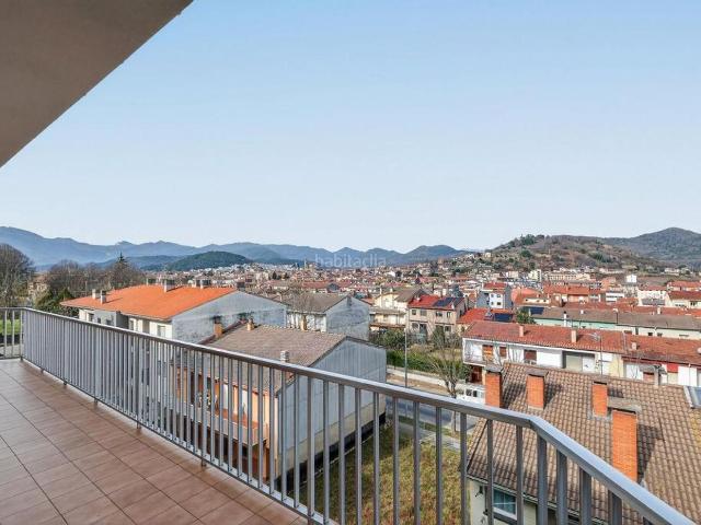 Chalet en venta en Olot. Casa pareada en Olot con gran garaje, terraza y 4 habitaciones. Chalets.