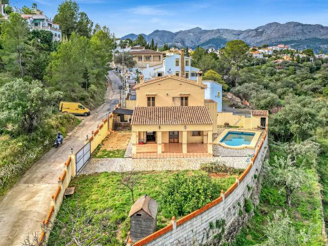 Chalet en venta en Orba. El Refugio Mediterráneo Perfecto Villa Impecable de 4 Dorm. Chalets.