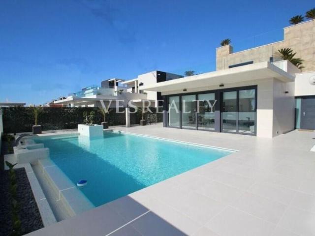 Chalet en venta en Orihuela Costa, Campoamor